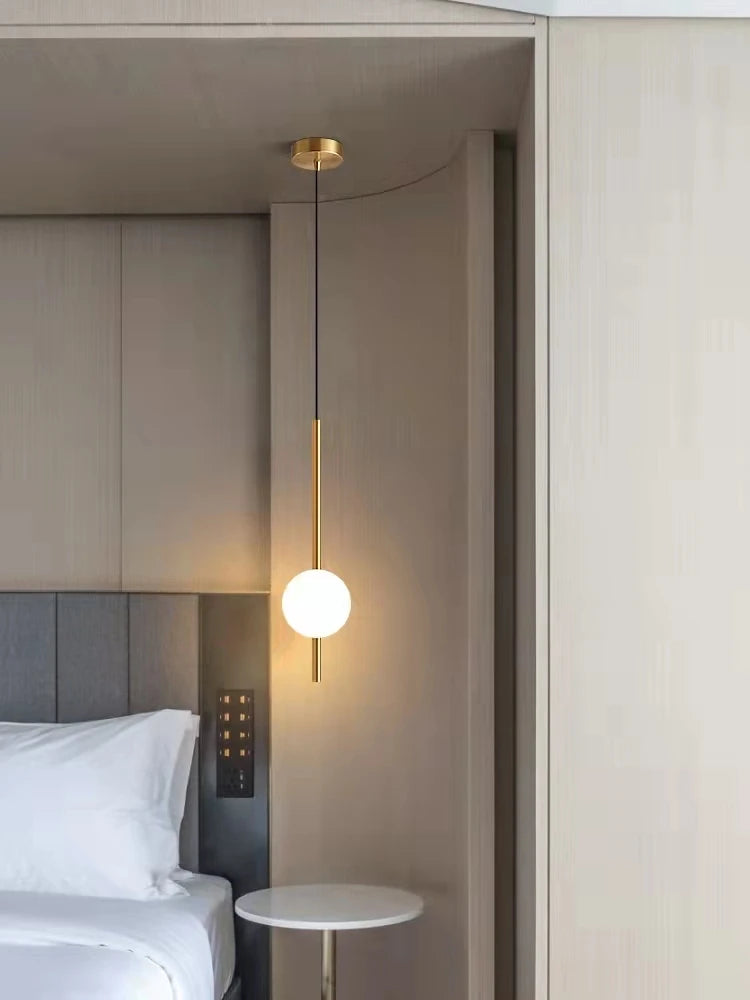 Nowoczesna złota lampa wisząca z kloszem kulistym | Minimalistyczna lampa sufitowa LED