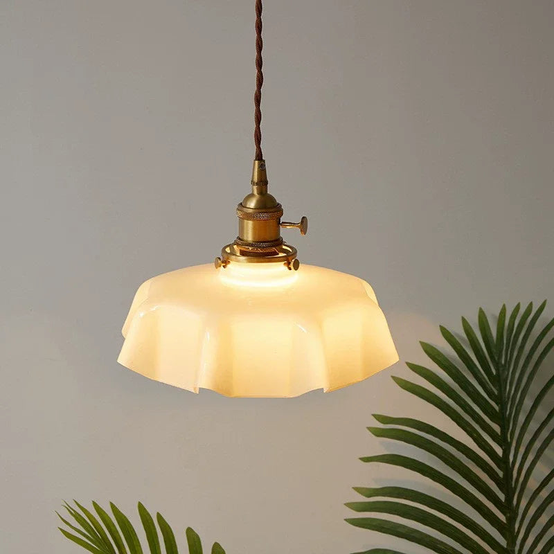 Retro lampy wiszące z kolorowymi szklanymi kloszami i mosiężnym wykończeniem