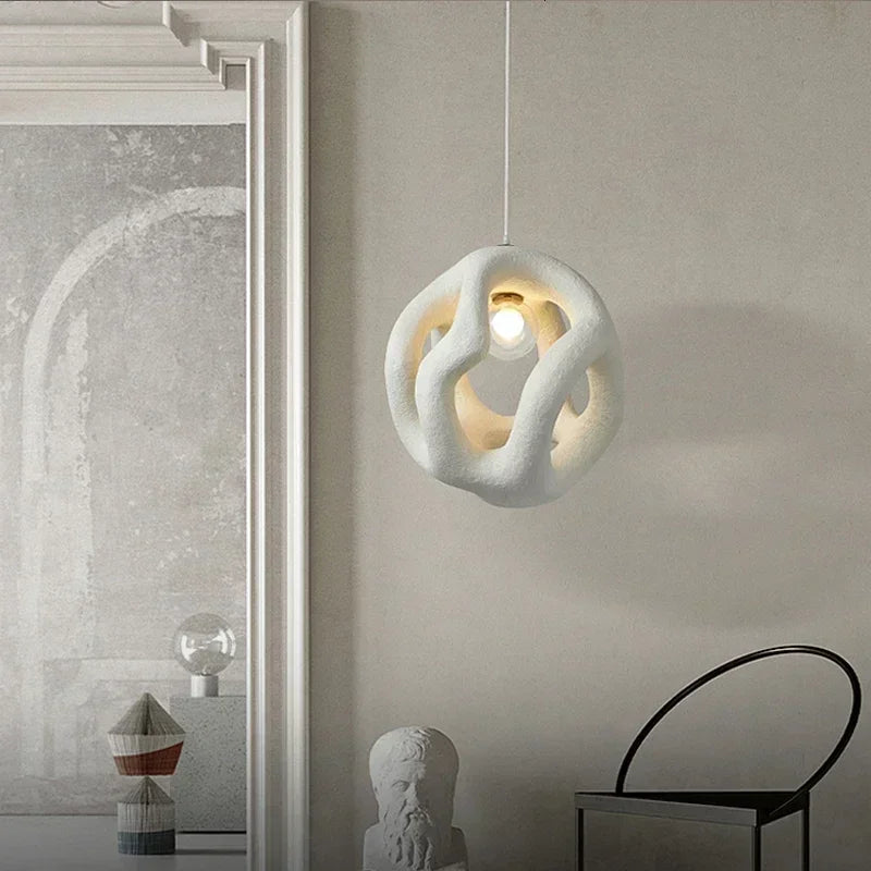 Artystyczna Lampa Wisząca z Rzeźbiarskim Kloszem