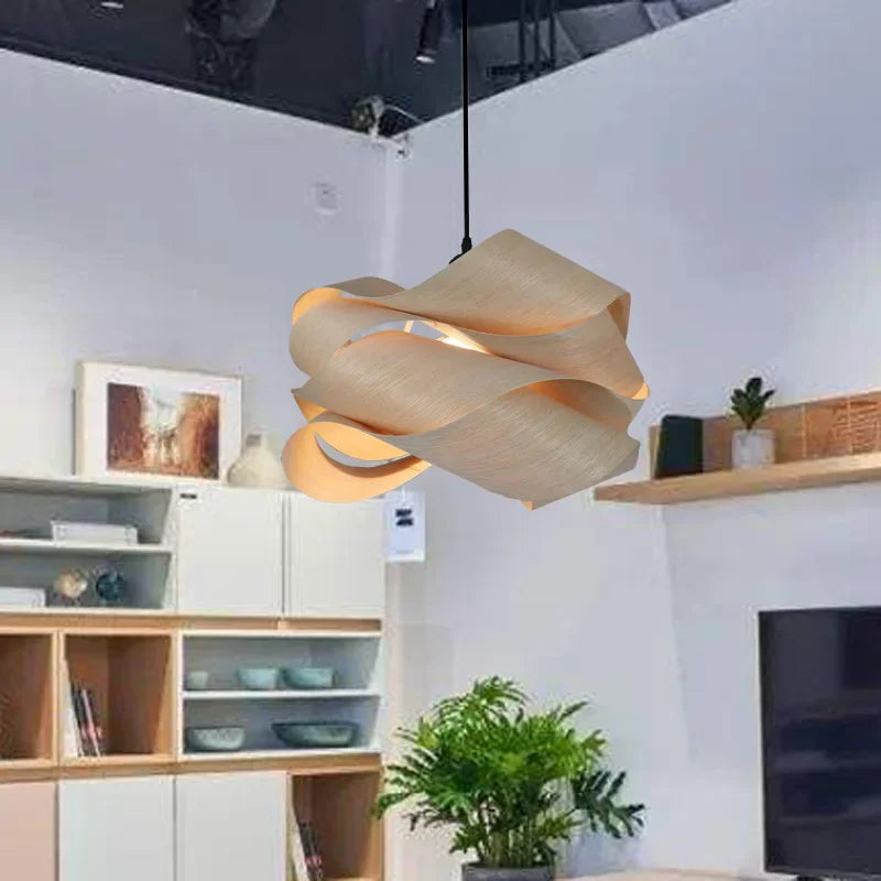 Nowoczesna lampa wisząca z zakrzywionym drewnianym designem