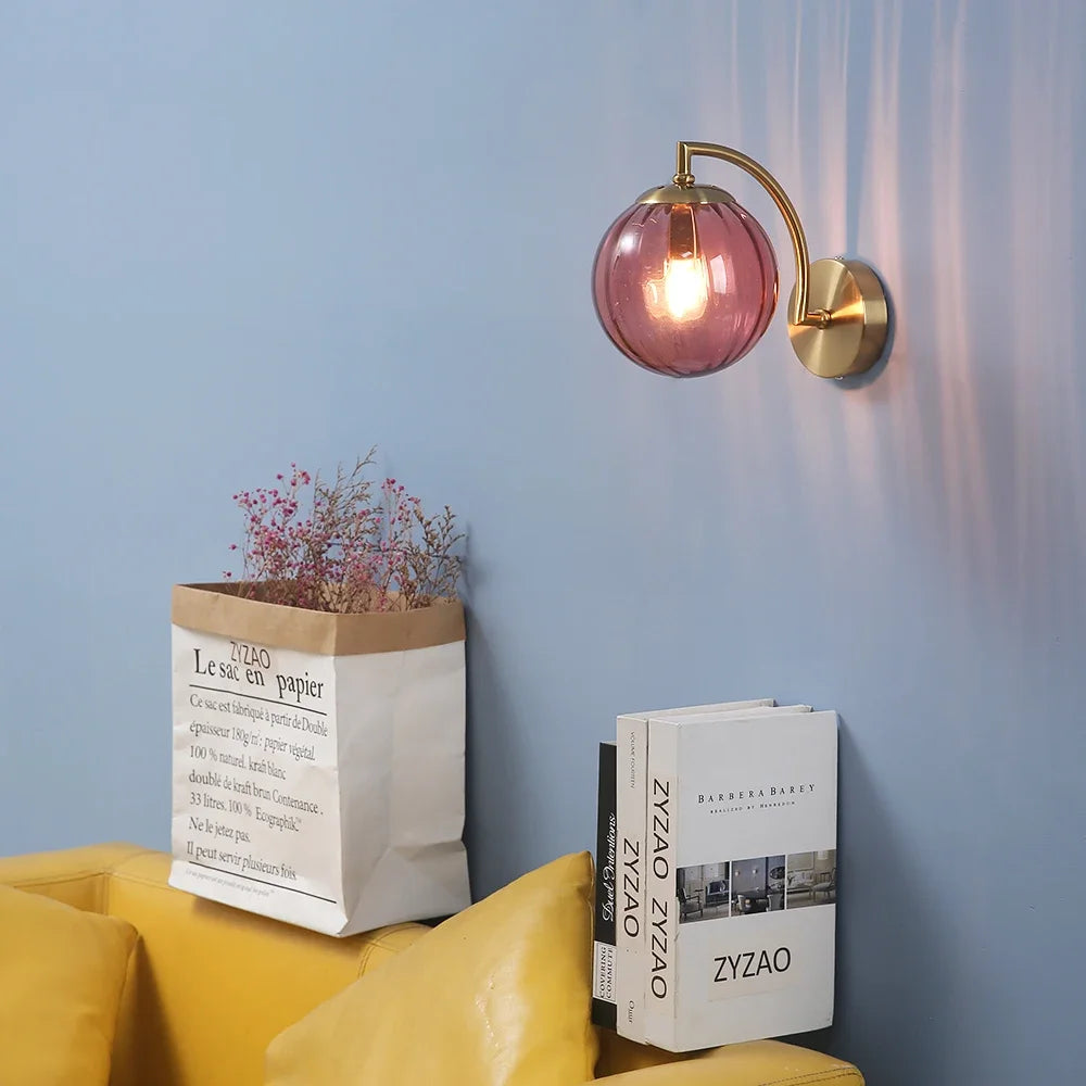 Kinkiet złoty z prążkowanym kloszem – Lampa ścienna