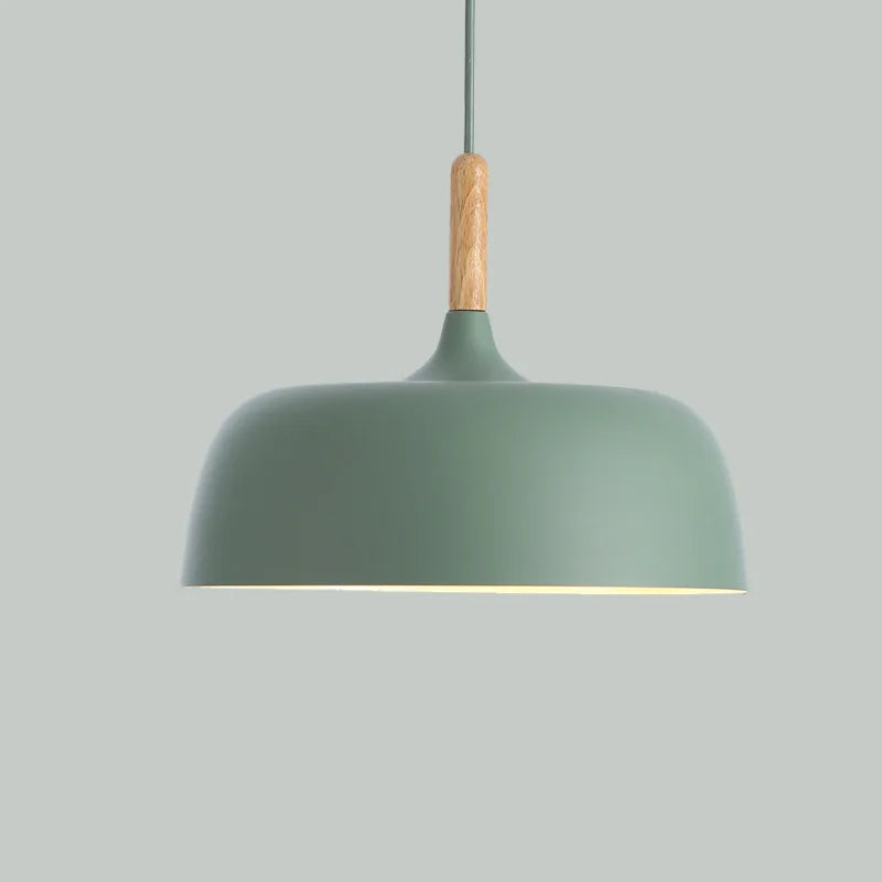Nowoczesna metalowa lampa wisząca z drewnianym akcentem – minimalistyczny styl skandynawski