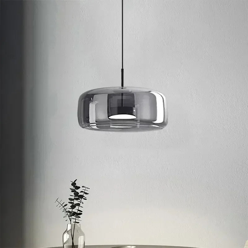 Szklana lampa wisząca LED w stylu nowoczesnym – minimalistyczny klosz i złote wykończenie