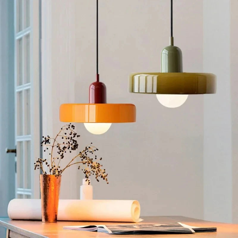 Nowoczesna lampa wisząca z kolorowym szklanym kloszem