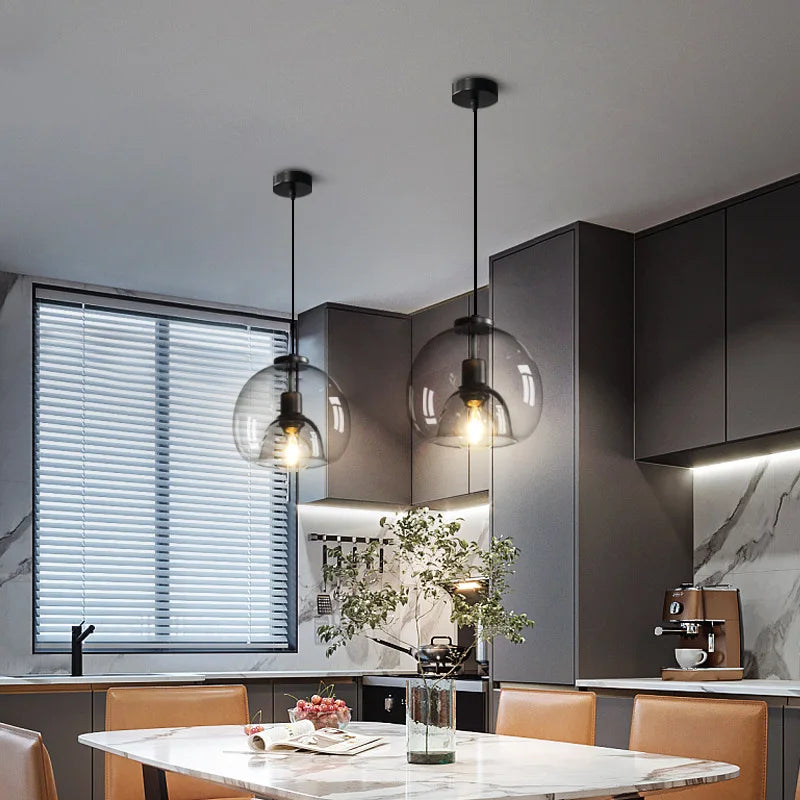 Szklana lampa wisząca – podwójny klosz w industrialnym stylu