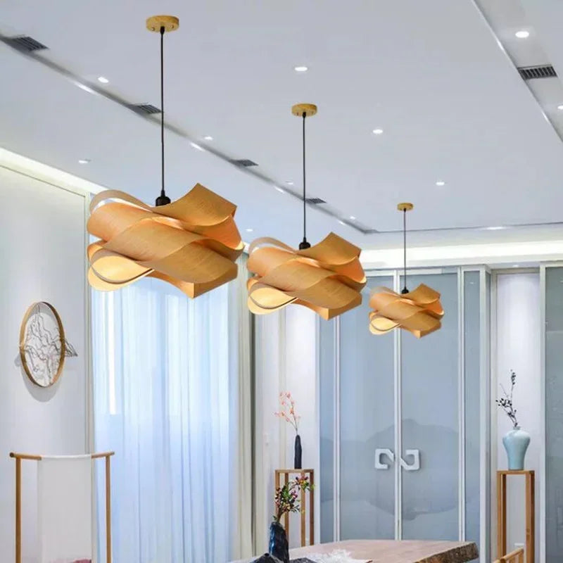 Nowoczesna lampa wisząca z zakrzywionym drewnianym designem