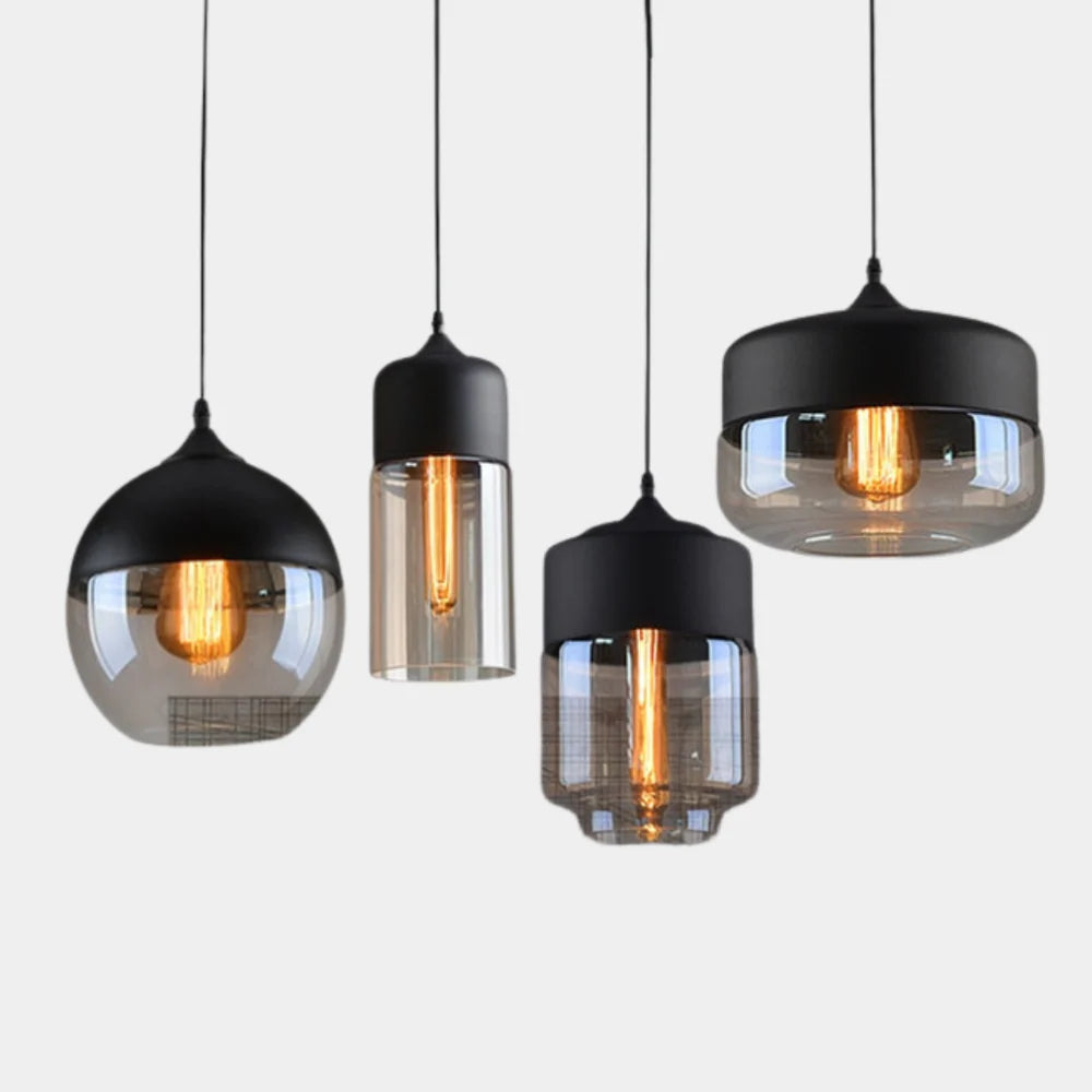 Industrialna lampa wisząca z kloszem ze szkła dymionego i czarnym wykończeniem