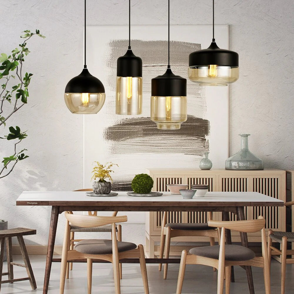 Industrialna lampa wisząca z kloszem ze szkła dymionego i czarnym wykończeniem
