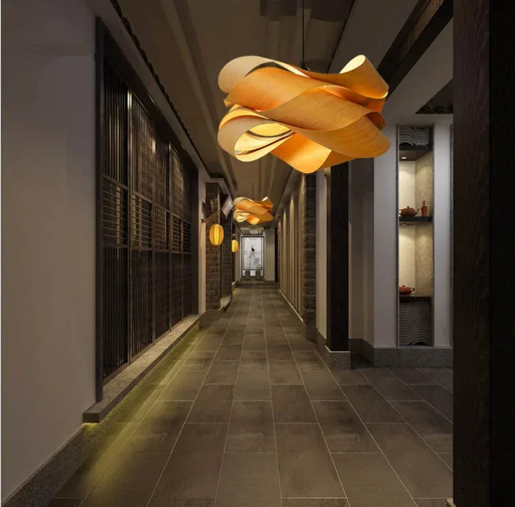 Nowoczesna lampa wisząca z zakrzywionym drewnianym designem