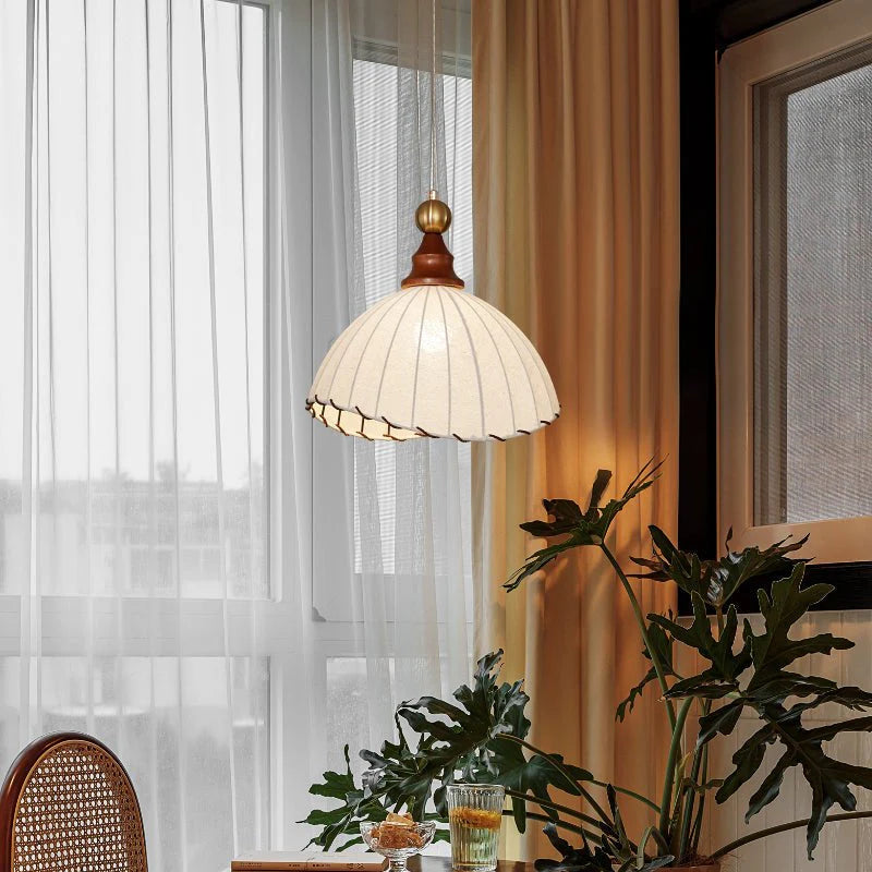 Lampa Wisząca Retro z Jedwabnym Kloszem i Drewnianym Wykończeniem
