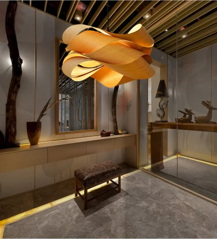 Nowoczesna lampa wisząca z zakrzywionym drewnianym designem
