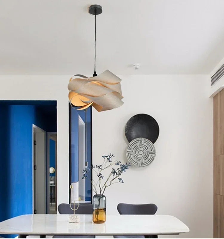 Nowoczesna lampa wisząca z zakrzywionym drewnianym designem