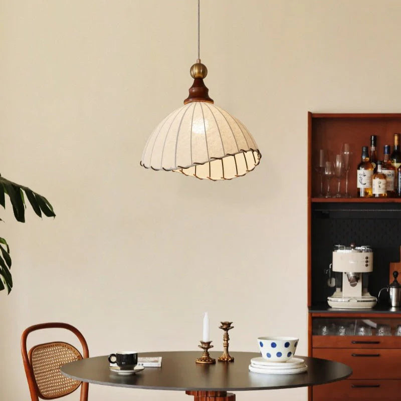 Lampa Wisząca Retro z Jedwabnym Kloszem i Drewnianym Wykończeniem