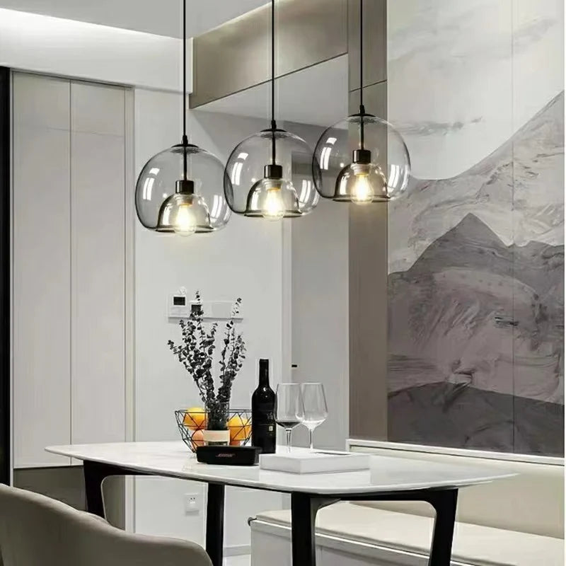Szklana lampa wisząca – podwójny klosz w industrialnym stylu