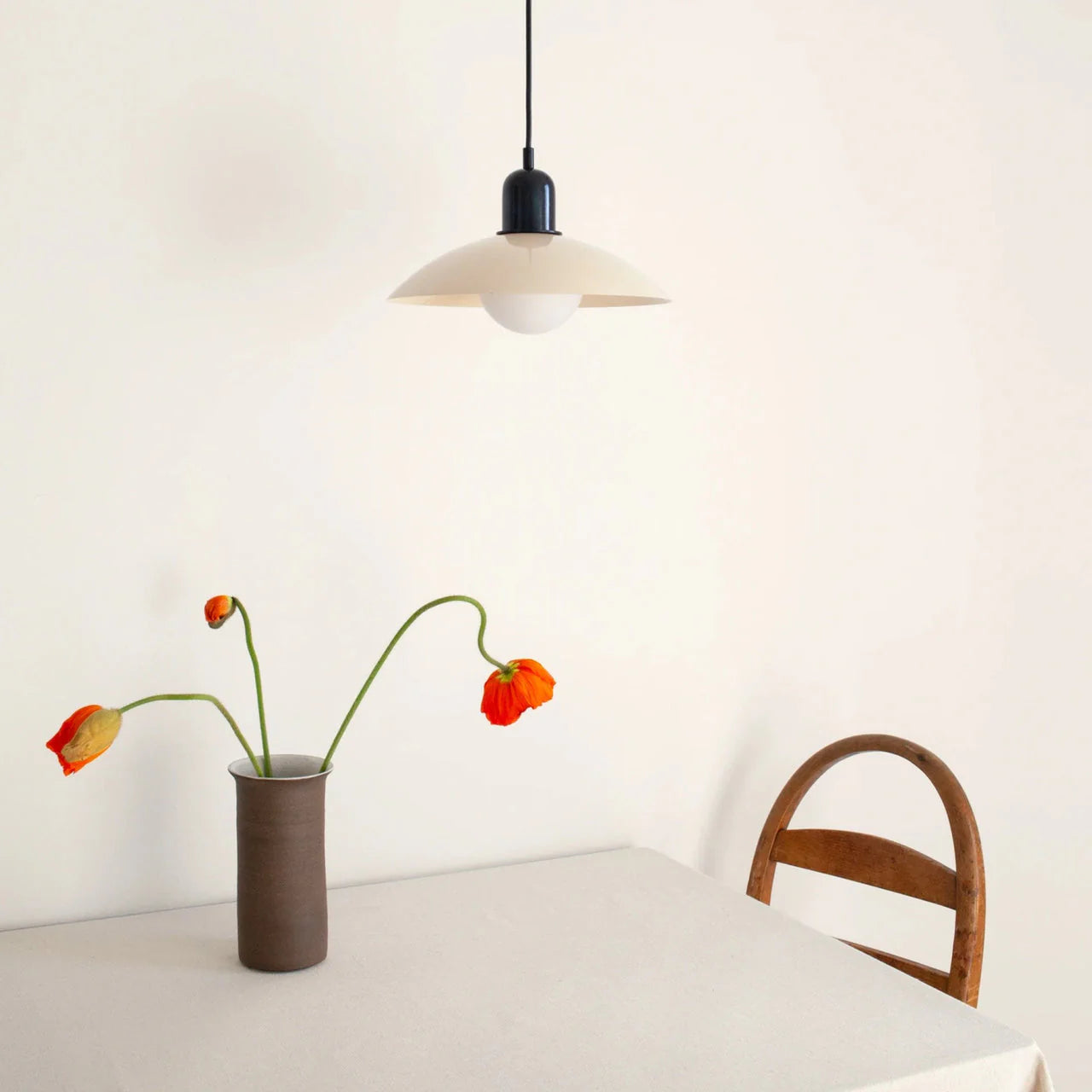 Nowoczesna lampa wisząca z dwukolorowym designem