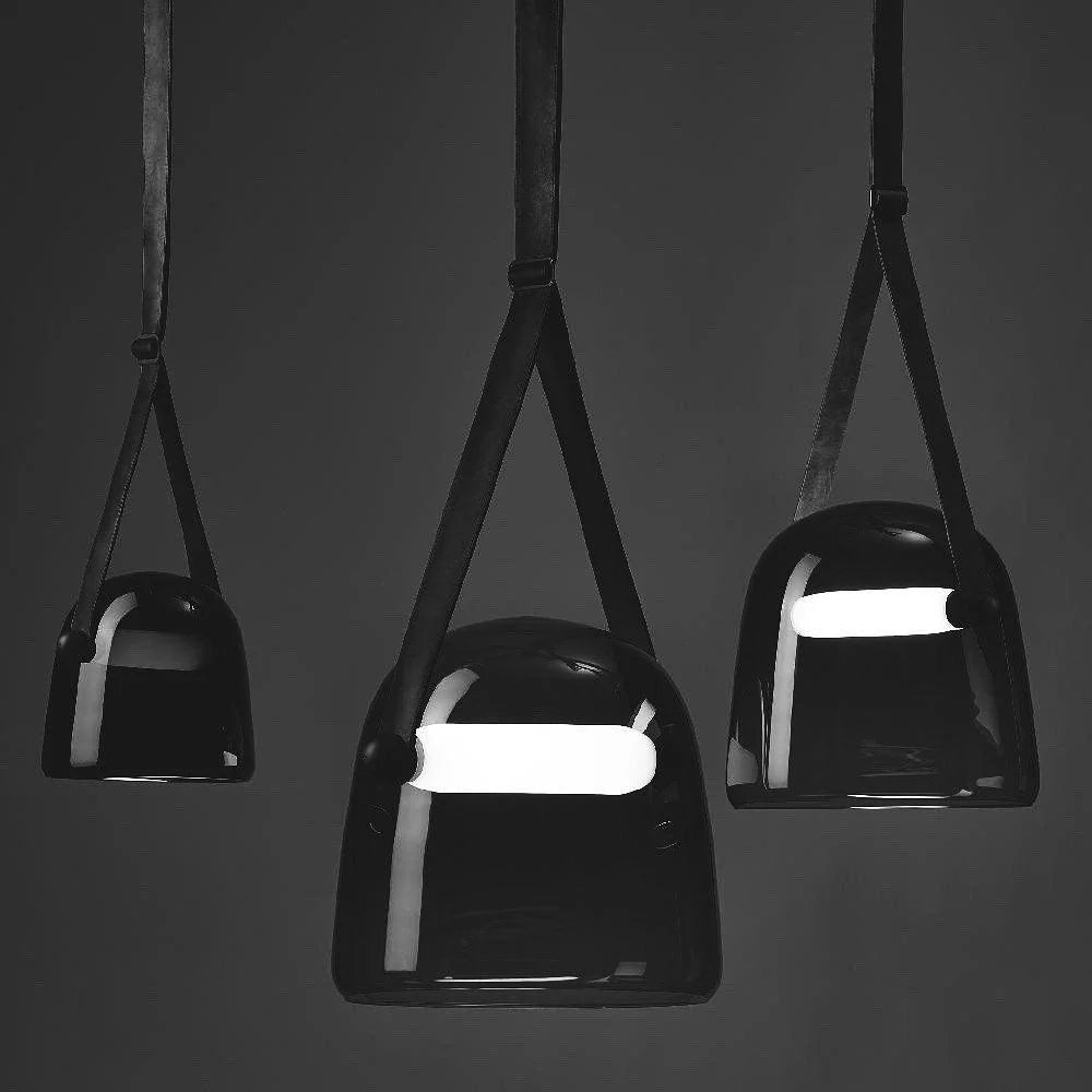 Nowoczesna lampa wisząca ze szklanym kloszem i paskiem