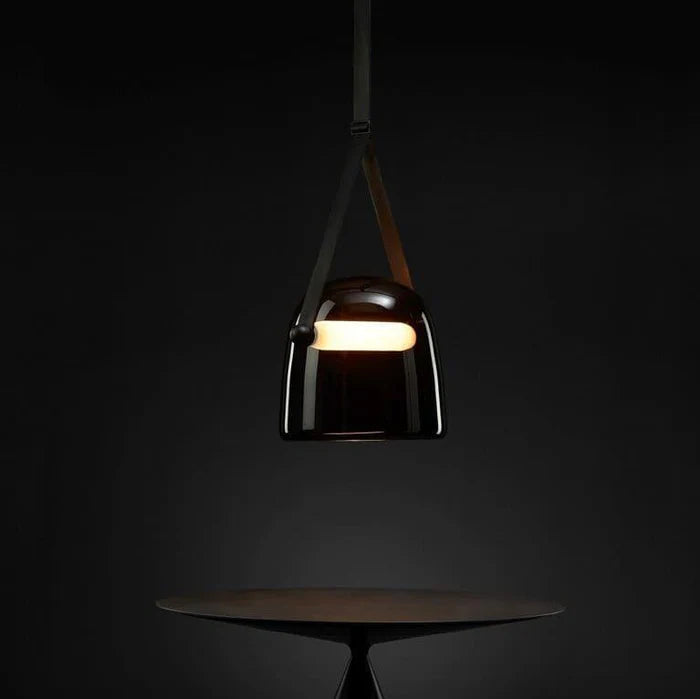 Nowoczesna lampa wisząca ze szklanym kloszem i paskiem