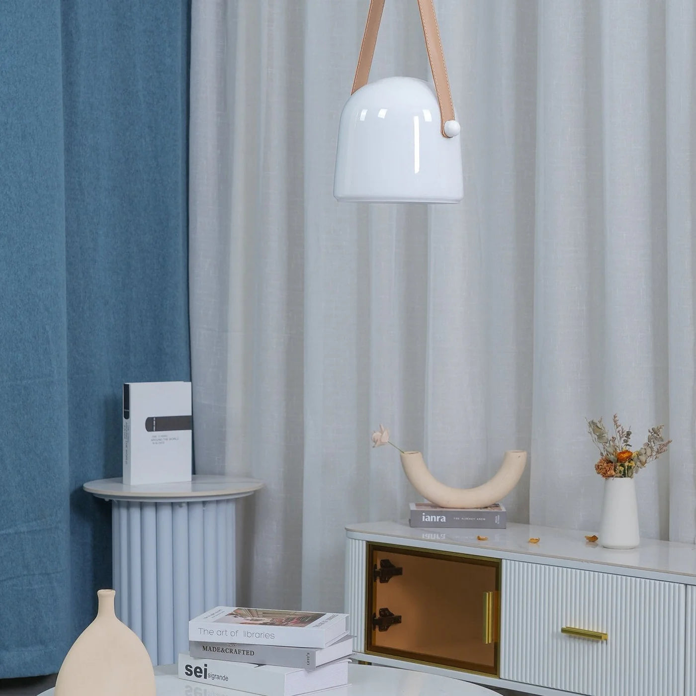 Nowoczesna lampa wisząca ze szklanym kloszem i paskiem