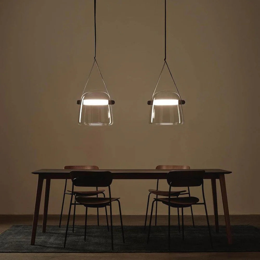 Nowoczesna lampa wisząca ze szklanym kloszem i paskiem