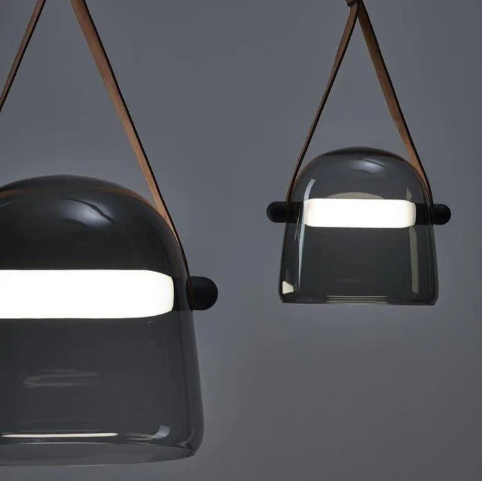 Nowoczesna lampa wisząca ze szklanym kloszem i paskiem