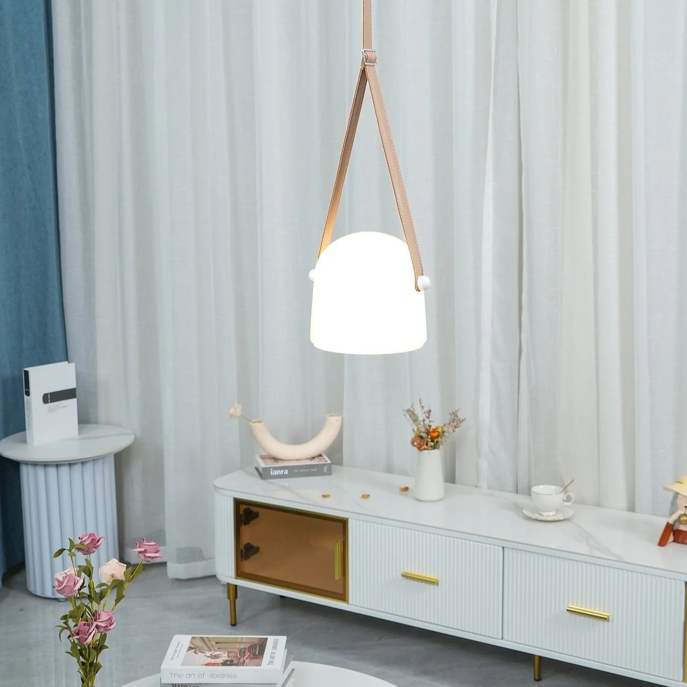 Nowoczesna lampa wisząca ze szklanym kloszem i paskiem