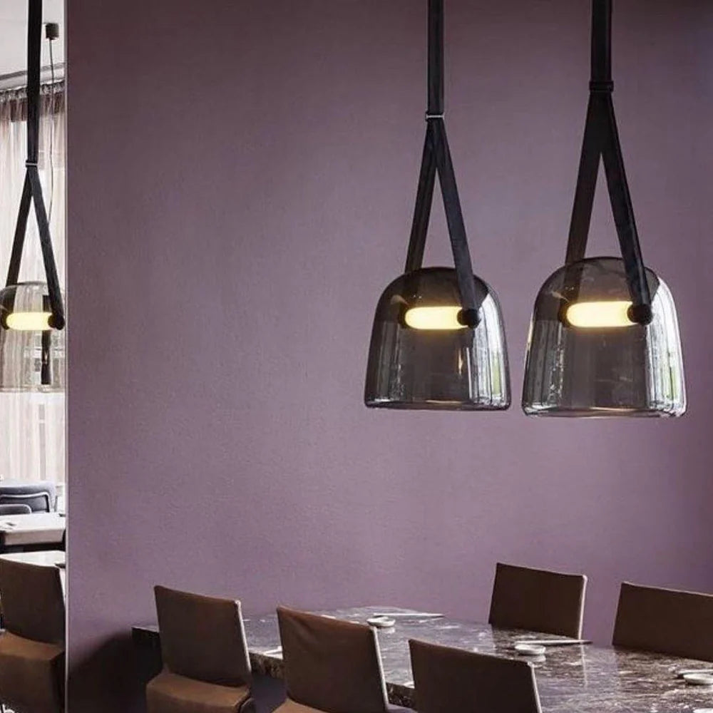 Nowoczesna lampa wisząca ze szklanym kloszem i paskiem