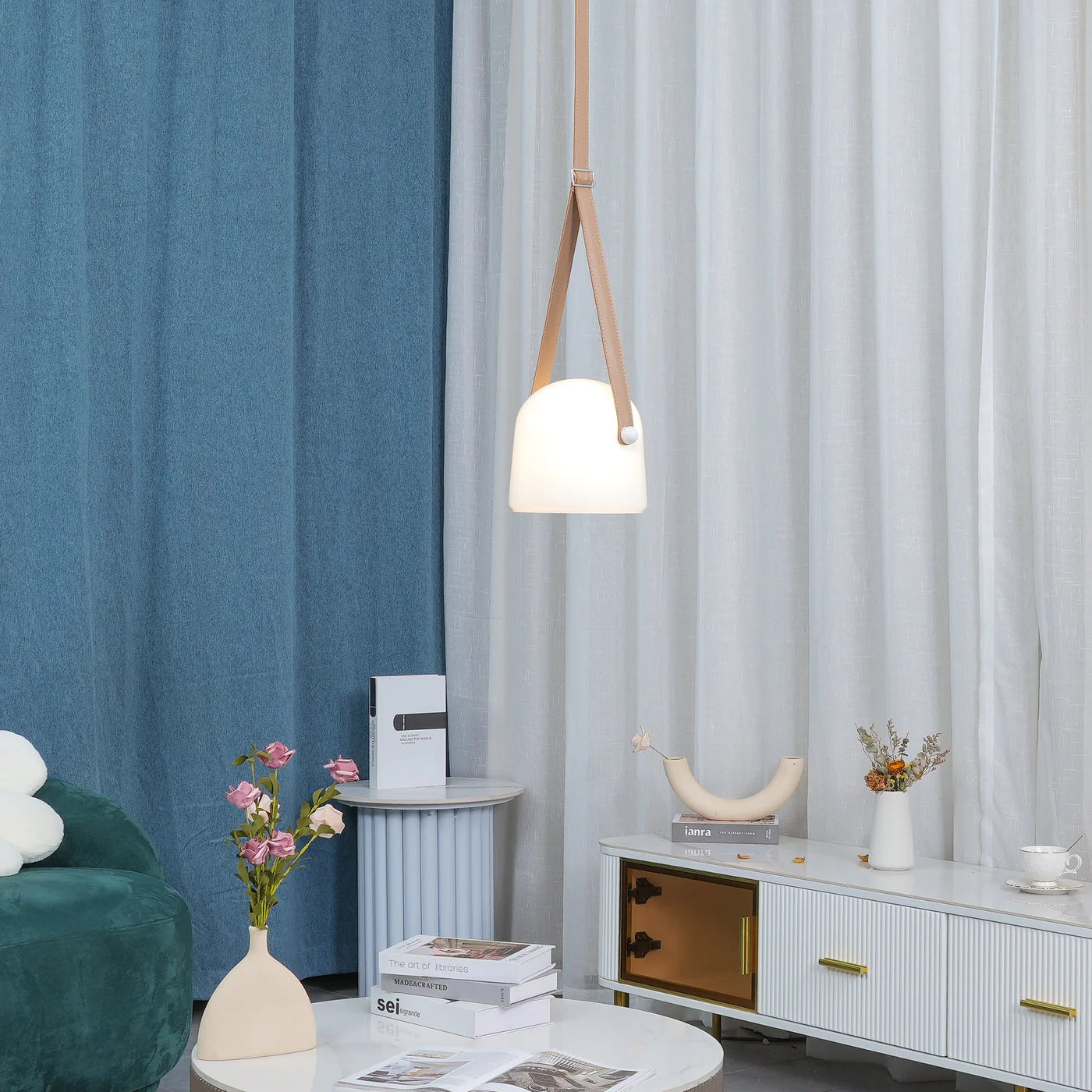 Nowoczesna lampa wisząca ze szklanym kloszem i paskiem
