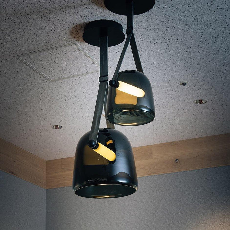 Nowoczesna lampa wisząca ze szklanym kloszem i paskiem