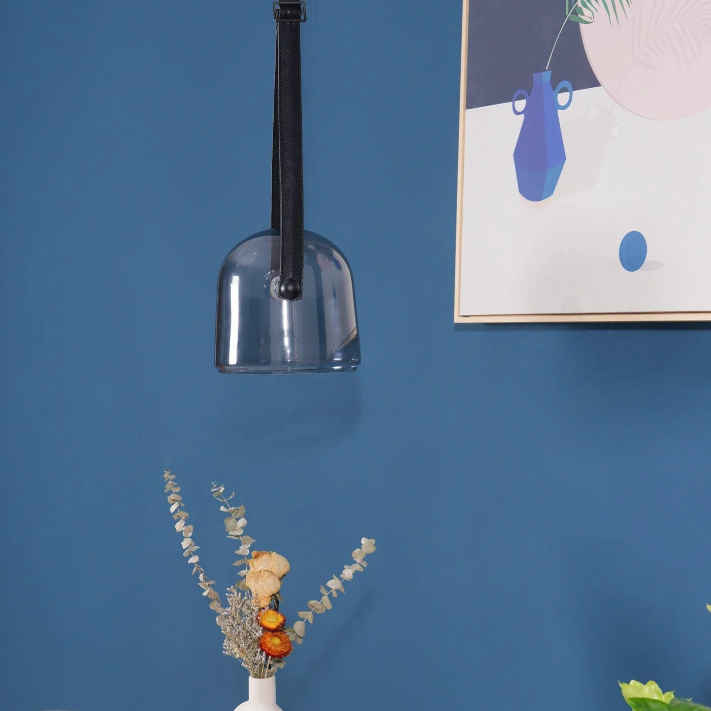 Nowoczesna lampa wisząca ze szklanym kloszem i paskiem