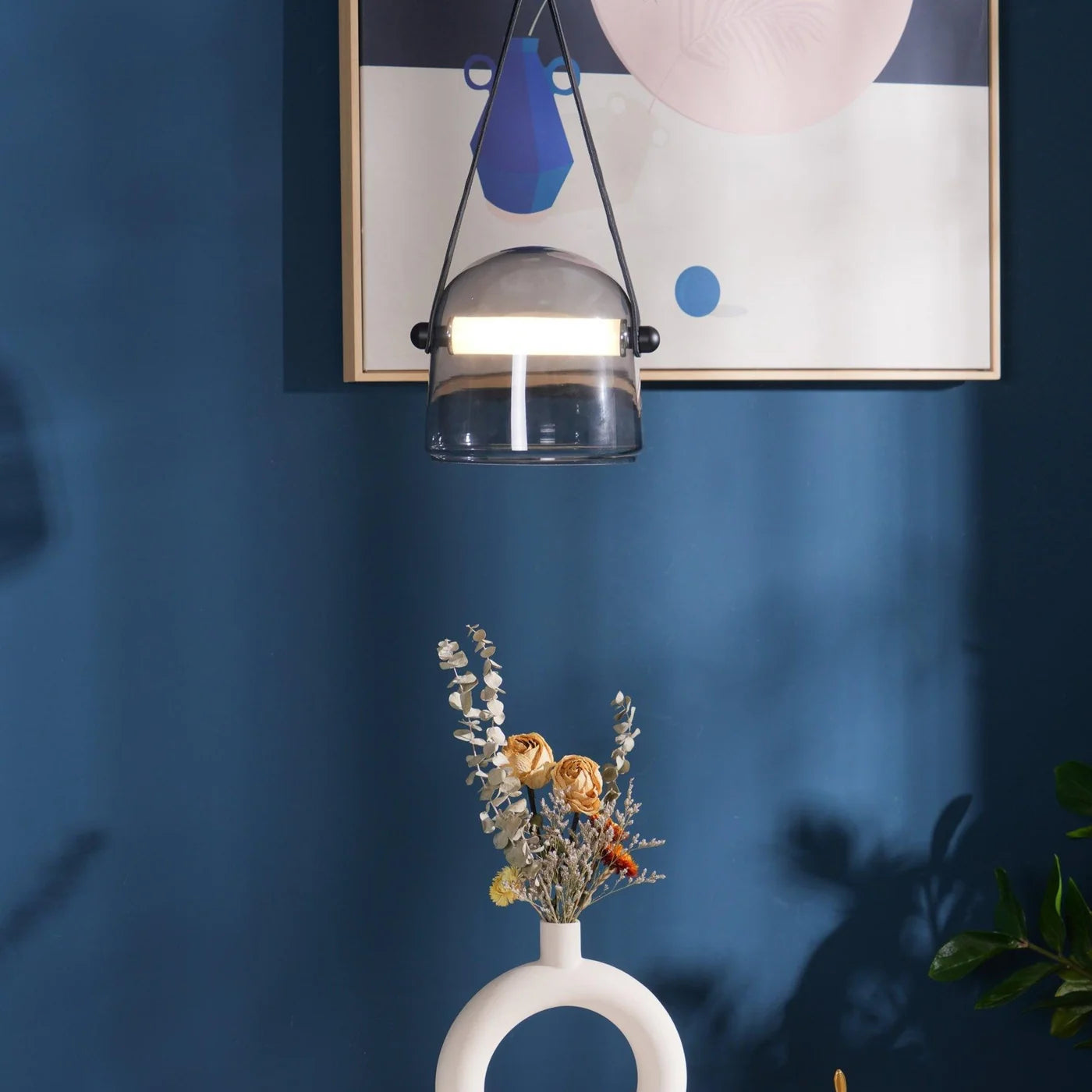 Nowoczesna lampa wisząca ze szklanym kloszem i paskiem