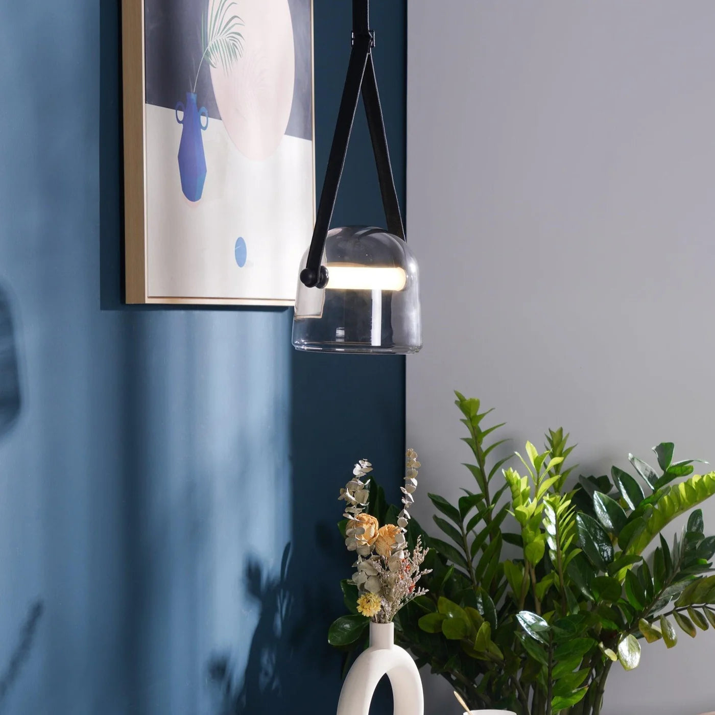 Nowoczesna lampa wisząca ze szklanym kloszem i paskiem