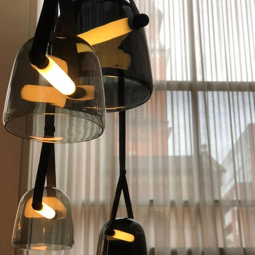 Nowoczesna lampa wisząca ze szklanym kloszem i paskiem