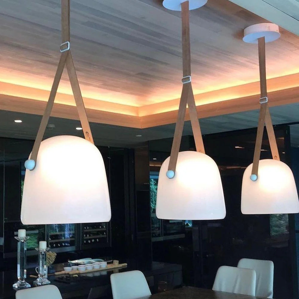 Nowoczesna lampa wisząca ze szklanym kloszem i paskiem