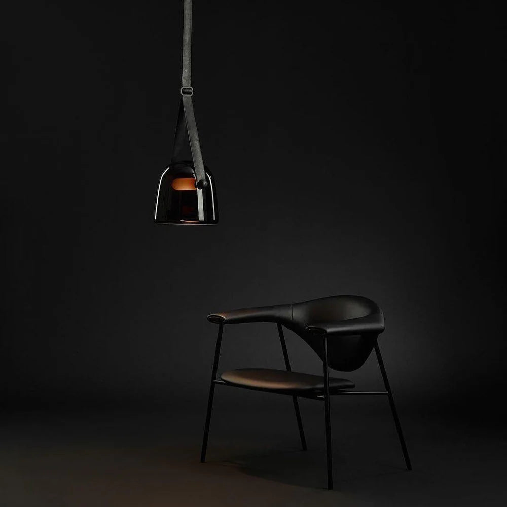 Nowoczesna lampa wisząca ze szklanym kloszem i paskiem