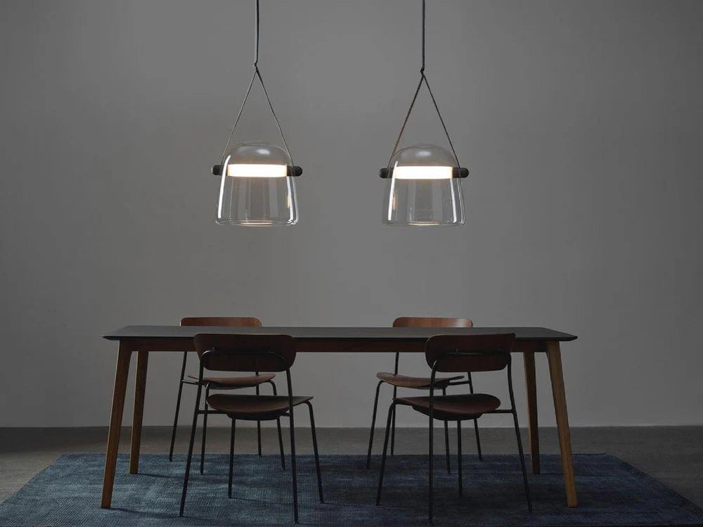 Nowoczesna lampa wisząca ze szklanym kloszem i paskiem