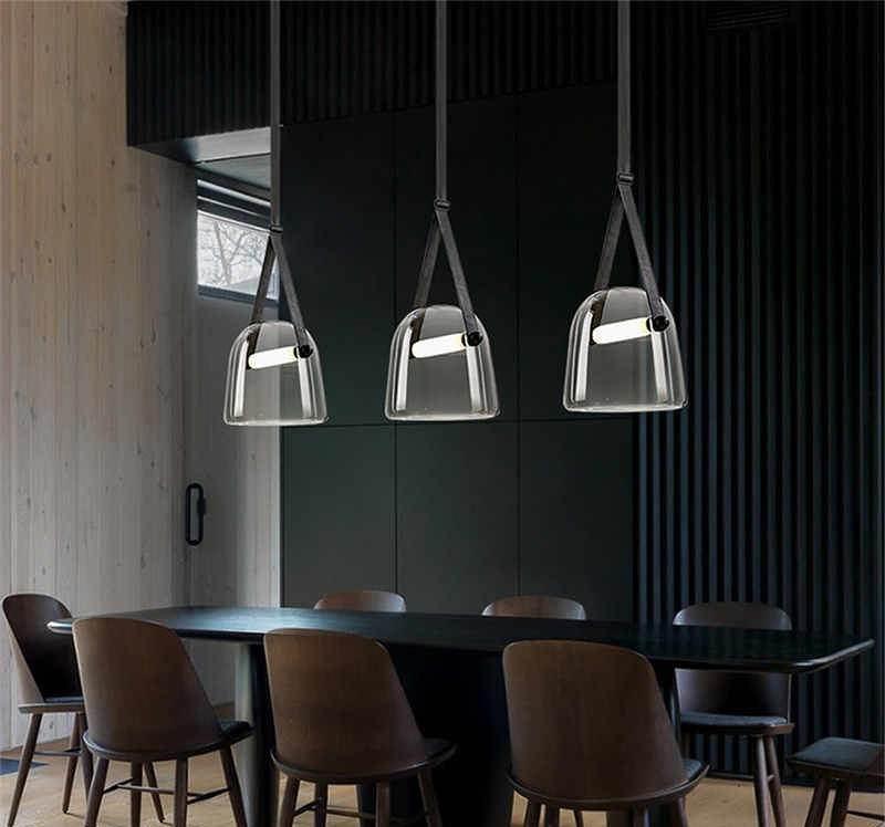Nowoczesna lampa wisząca ze szklanym kloszem i paskiem