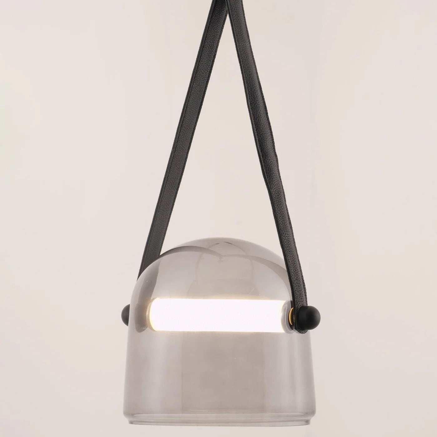 Nowoczesna lampa wisząca ze szklanym kloszem i paskiem