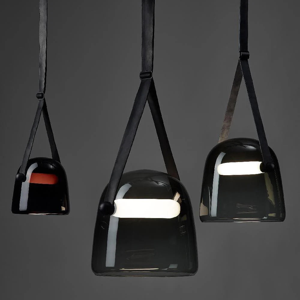Nowoczesna lampa wisząca ze szklanym kloszem i paskiem