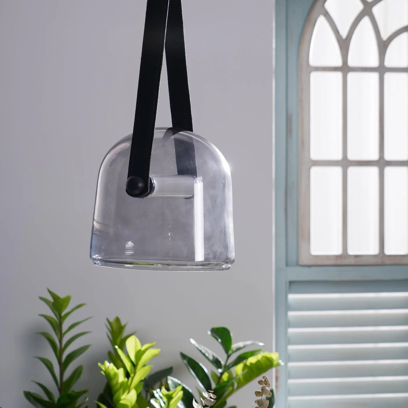 Nowoczesna lampa wisząca ze szklanym kloszem i paskiem
