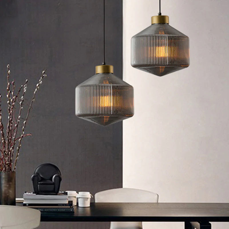 Elegancka szklana lampa wisząca z ryflowanym kloszem