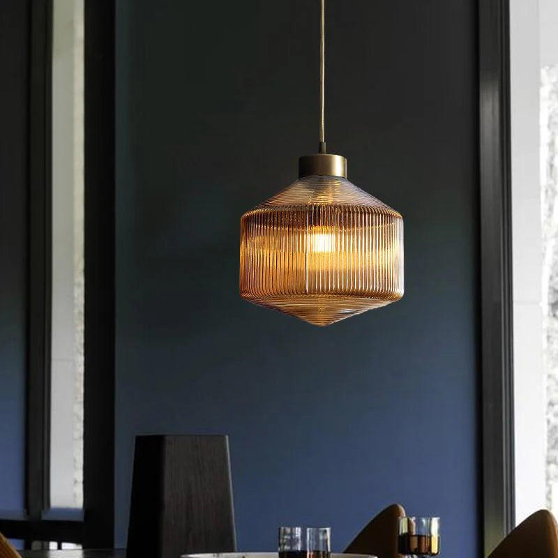 Elegancka szklana lampa wisząca z ryflowanym kloszem