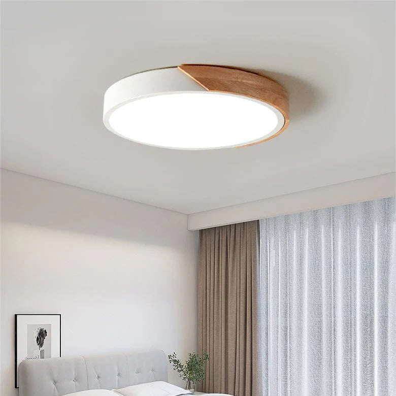 Nowoczesna lampa sufitowa LED z drewnianym akcentem