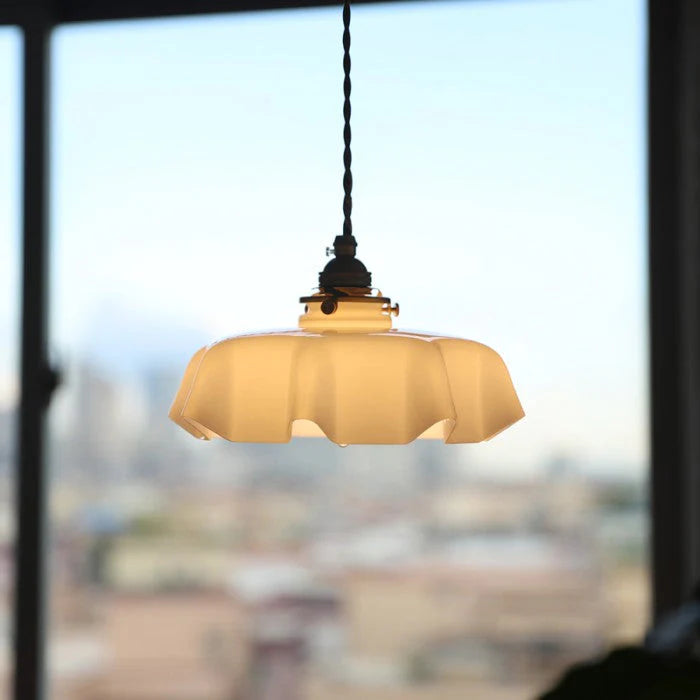 Retro lampy wiszące z kolorowymi szklanymi kloszami i mosiężnym wykończeniem