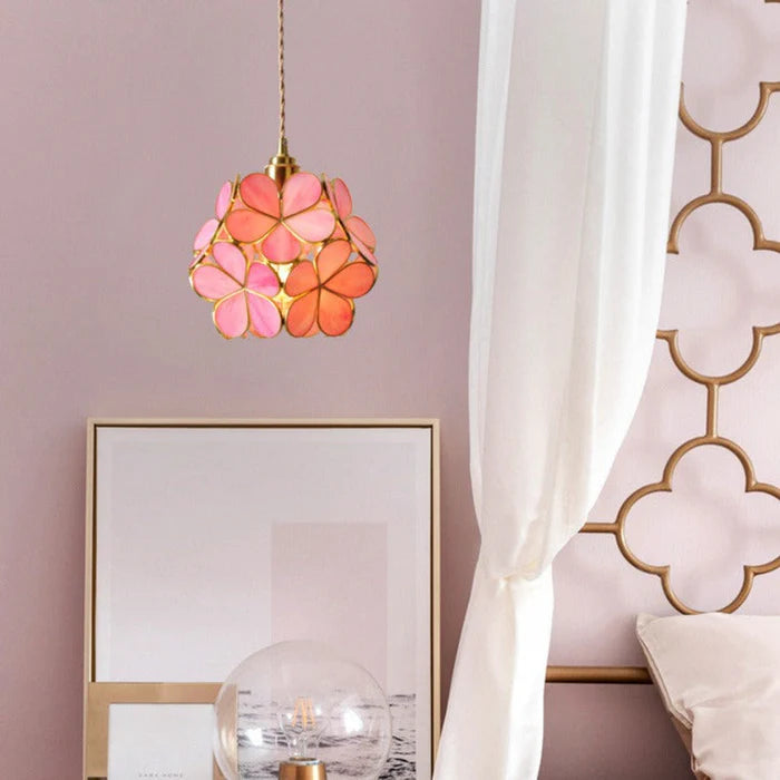 Artystyczna lampa wisząca w stylu witrażowym – kwiatowa elegancja