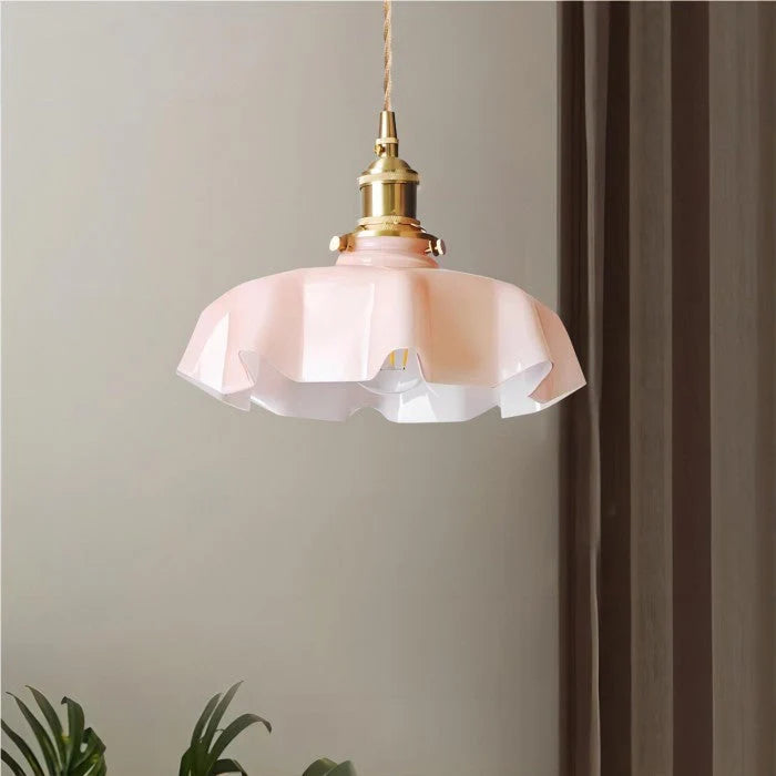 Retro lampy wiszące z kolorowymi szklanymi kloszami i mosiężnym wykończeniem