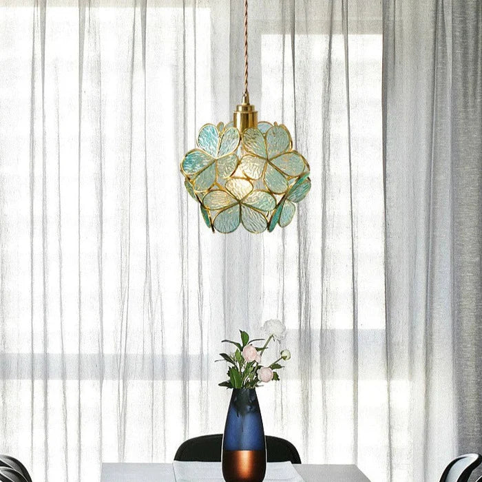 Artystyczna lampa wisząca w stylu witrażowym – kwiatowa elegancja