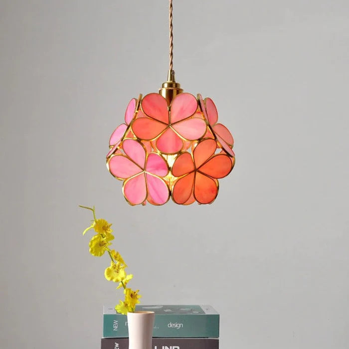 Artystyczna lampa wisząca w stylu witrażowym – kwiatowa elegancja