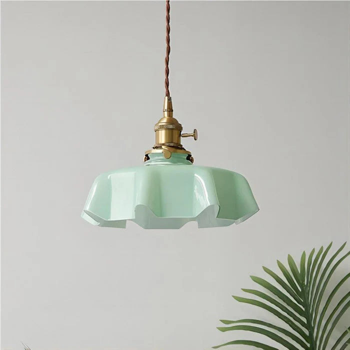 Retro lampy wiszące z kolorowymi szklanymi kloszami i mosiężnym wykończeniem