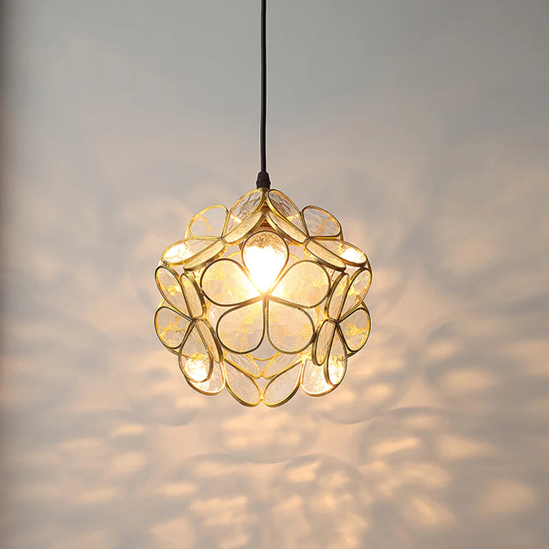 Artystyczna lampa wisząca w stylu witrażowym – kwiatowa elegancja