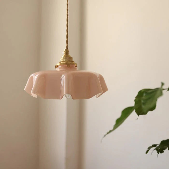 Retro lampy wiszące z kolorowymi szklanymi kloszami i mosiężnym wykończeniem